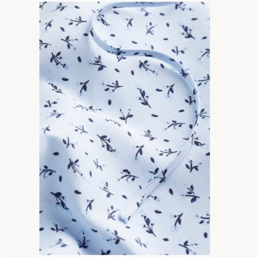 NWOT- H&M Crêpe Wrap Light Blue
Floral Dress Small - Picture 7 of 11